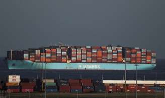Contêineres de carga em um navio da Maersk no porto de Algeciras, na Espanha
17 de março de 2026 REUTERS/Nacho Doce