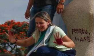Débora Rodrigues dos Santos admitiu em depoimento ter pichado a estátua da Justiça com batom