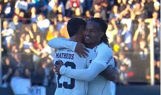 Matheus Pereira abraça Carrillo após marcar gol pelo Corinthians contra o Cascavel.
