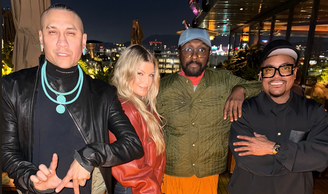 Fergie ao lado de Taboo, will.i.am e apl.de.ap do Black Eyed Peas