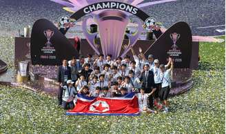 Jogadoras do Naegohyang, equipe feminina da Coreia do Norte, celebram título da Liga dos Campeões da Ásia Feminina