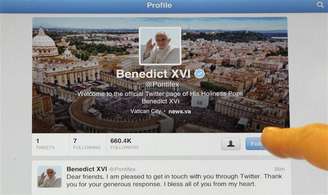 Página do twitter do Papa Bento XVI é fotografada com seu primeiro tweet em um iPad. Foto tirada em Milão. 12/12/2012