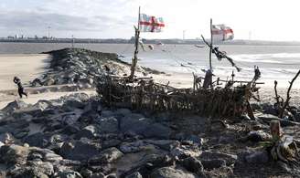 Navio pirata foi criado a partir de materiais encontrados na praia de New Brighton