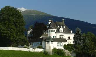 <p><strong>Schlosshotel Igls, Áustria</strong><br />Construído há mais de cem anos como residência de verão de um eminente médico alemão, o Schlosshotel Igls já serviu como base para as forças aéreas alemãs durante a Segunda Guerra Mundial, e foi tomado em seguida pelos aliados. Diárias a partir de R$ 460</p>