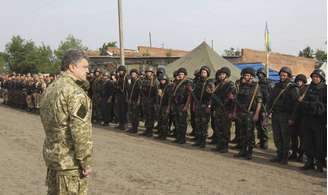 <p>Presidente ucraniano, Petro Poroshenko cumprimenta soldados em um quartel perto Svyatogorsk, no leste da Ucrânia, em 20 de junho</p>