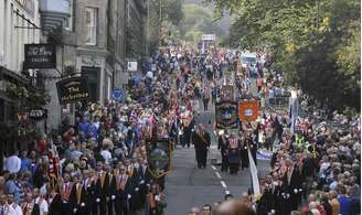 <p>Membros da Ordem protestante de Orange marcham durante uma manifestação contra a independência da Escócia, em Edimburgo, neste sábado, 13 de setembro</p>