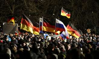 <p>Milhares de pessoas participam de uma manifestação organizada pelo movimento "Patriotas Europeus contra a Islamização do Ocidente" (Pegida) em Dresden, em 5 de janeiro</p>