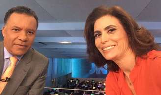 Heraldo Pereira e Giuliana Morrone na 'selfie do dia' no JN (Foto: Reprodução/Facebook/JN)