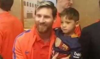 Messi abraçado com o jovem Murtaza Ahmadi(Foto: Reprodução)