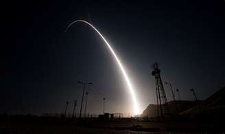 Imagem mostra lançamento de míssil Minuteman 3 no dia 26 de abril pela Força Aérea dos EUA