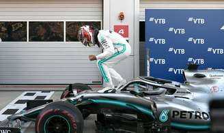 Lewis Hamilton comemora vitória “incrível”, a 82ª, na Rússia