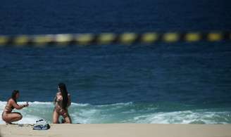 Mulher posa para foto em praia do Rio de Janeiro, apesar de fechamento para conter Covid 
20/04/2021
REUTERS/Ricardo Moraes