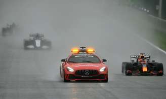 Max Verstappen ao lado do safety-car no GP da Bélgica do último domingo 