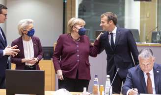 Merkel recebe os cumprimentos do presidente da França, Emmanuel Macron, da presidente da Comissão Europeia, Ursula von der Leyen, e do presidente da Polônia, Mateusz Morawiecki 