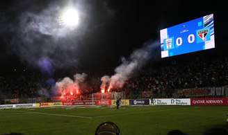 Torcida são-paulina no duelo de ida das oitavas, em Santiago (Foto: Rubens Chiri/São Paulo FC)