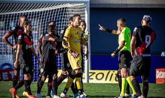 Jogadores do Atlético-GO reclamam com árbitro após pênalti a favor do Flamengo