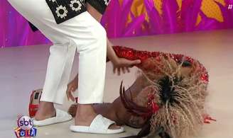 Cariúcha caiu ao tentar sambar ao vivo