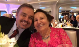 O apresentador Gugu e a mãe, Maria do Céu