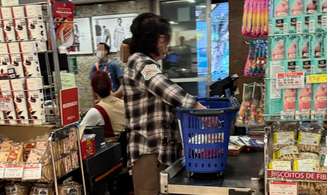 Roberta Miranda passando suas compras: rotina de gente comum