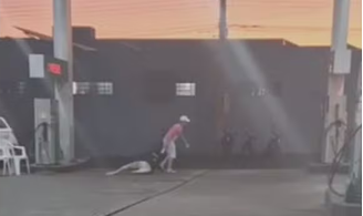 Homem é preso por agredir companheira e arrastá-la pelos cabelos em posto de combustíveis