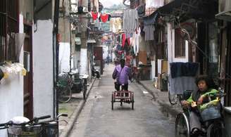 Apesar da semelhança entre subúrbios chineses e brasileiros, no país asiático praticamente não há violência e o transporte público funciona.	