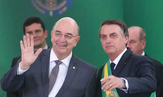Registro de 2019 com o então presidente Jair Bolsonaro empossando Osmar Terra, agora deputado deputado, como o ministro da Cidadania