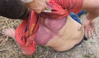 Imagem das costas do motorista de aplicativo