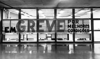 Cartaz feito por estudantes da Faculdade de Arquitetura e Urbanismo e de Design da USP.