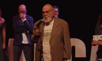 Ator Lima Duarte recebe Troféu Especial de 75 anos da TV Brasileira durante o prêmio APCA