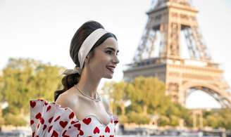 Emily (Lily Collins) diante da Torre Eiffel em Paris