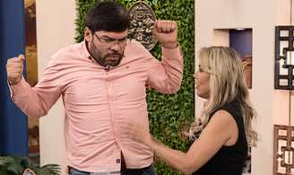 A reação do padre Marco Aurélio ao sentir uma descarga elétrica vinda das mãos da apresentadora Kessi Seabra