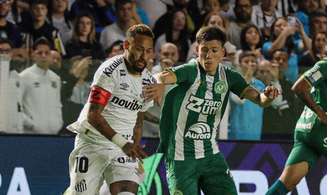 Em primeira partida após a Copa, Neymar marca duas vezes, mas não evita empate do Santos com a Chape.