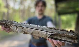 Uma descoberta feita por acaso em uma floresta no norte da Polônia pode ajudar a esclarecer um mistério que atravessa mais de oito décadas. Enquanto procurava frutos silvestres nas proximidades da cidade de Świnoujście, um morador encontrou fragmentos metálicos que despertaram a atenção de especialistas.
