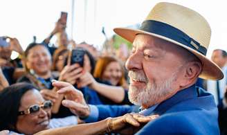 Desde maio deste ano, o presidente tem utilizado um chapéu por conta da retirada de uma lesão de câncer de pele no couro cabeludo