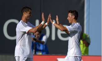 Cristiano Ronaldo e Özil fizeram os gols da vitória do Real Madrid