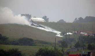 Avião da UPS é visto em colina nas proximidades do aeroporto de Birmingham, no Alabama