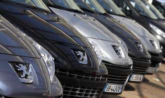 Automóveis usados da Peugeot estacionados em uma concessionária em Nice, na França. A montadora francesa PSA Peugeot Citroën anunciou nesta quinta-feira uma baixa contábil de 1,1 bilhão de euros (1,52 bilhão de dólares) em suas operações internacionais em dificuldades e ganhou apoio da General Motors para uma aliança com a chinesa Dongfeng. 19/07/2012.