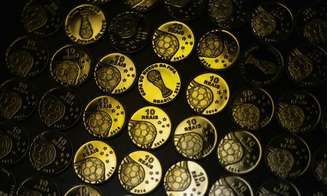 Moedas comemorativas da Copa do Mundo são lançadas pelo Banco Central nesta quarta-feira. As de ouro (foto) tem valor de face de 10 reais.