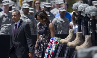 <p>Nesta quarta-feira, o presidente dos EUA, Barack Obama, e sua esposa Michele participaram de uma cerimônia em memória às vítimas do tiroteio que atingiu uma base militar na última semana</p>