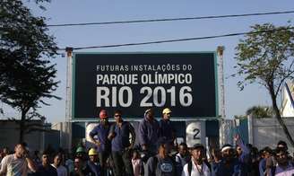 <p>Operários da construção do Parque Olímpico dos Jogos de 2016 durante manifestação em frente ao canteiro de obras, no Rio de Janeiro</p>