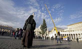 Árvore de Natal é colocada na Praça de São Pedro nesta quinta-feira