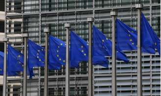 Bandeiras da UE vistas fora da sede da Comissão Europeia em Bruxelas. 10/09/2014