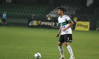 Leandro Almeida segue no clube paranaense