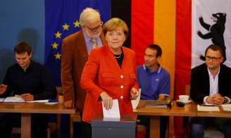 Angela Merkel deposita seu voto