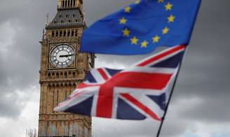 Bandeiras da União Europeia e do Reino Unido vistas em Londres 09/09/2017 REUTERS/Tolga Akmen