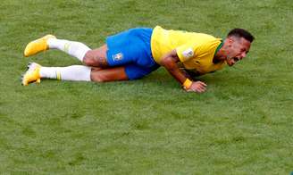 Neymar caído durante vitória que colocou o Brasil nas quartas