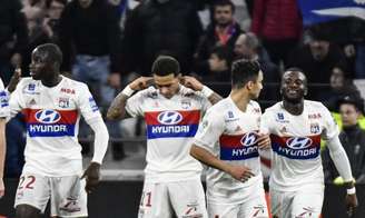 Depay comemorando gol na vitória desta sexta-feira (Foto: Jeff Pachoud / AFP)