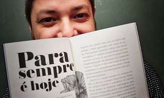 Bruno Lima Penido com seu livro: amado pelos amigos e admirado por sua obra na TV e na literatura