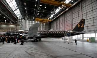 Modelo E195-E2 da Embraer em hangar. 26/2/2020.  REUTERS/Arnd Wiegmann