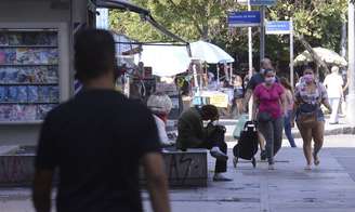 Moradores do Rio de Janeiro caminham durante a pandemia